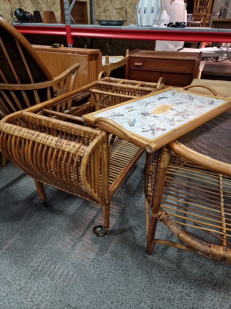 Serveringsbord i flettet bambus, med serveringsbakke