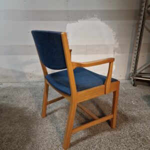 Armstol, massiv egetræ, blå polstring, SKM - Image 2