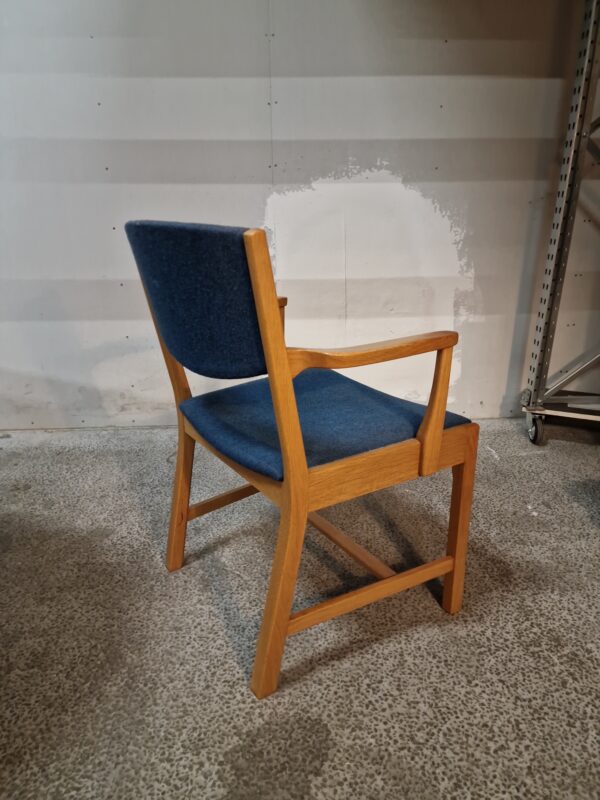 Armstol, massiv egetræ, blå polstring, SKM
