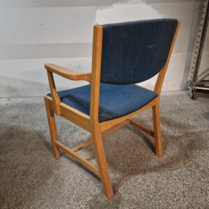 Armstol, massiv egetræ, blå polstring, SKM - Image 4