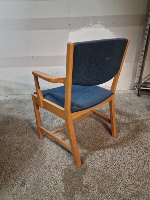 Armstol, massiv egetræ, blå polstring, SKM