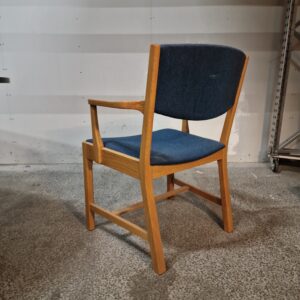 Armstol, massiv egetræ, blå polstring, SKM - Image 3