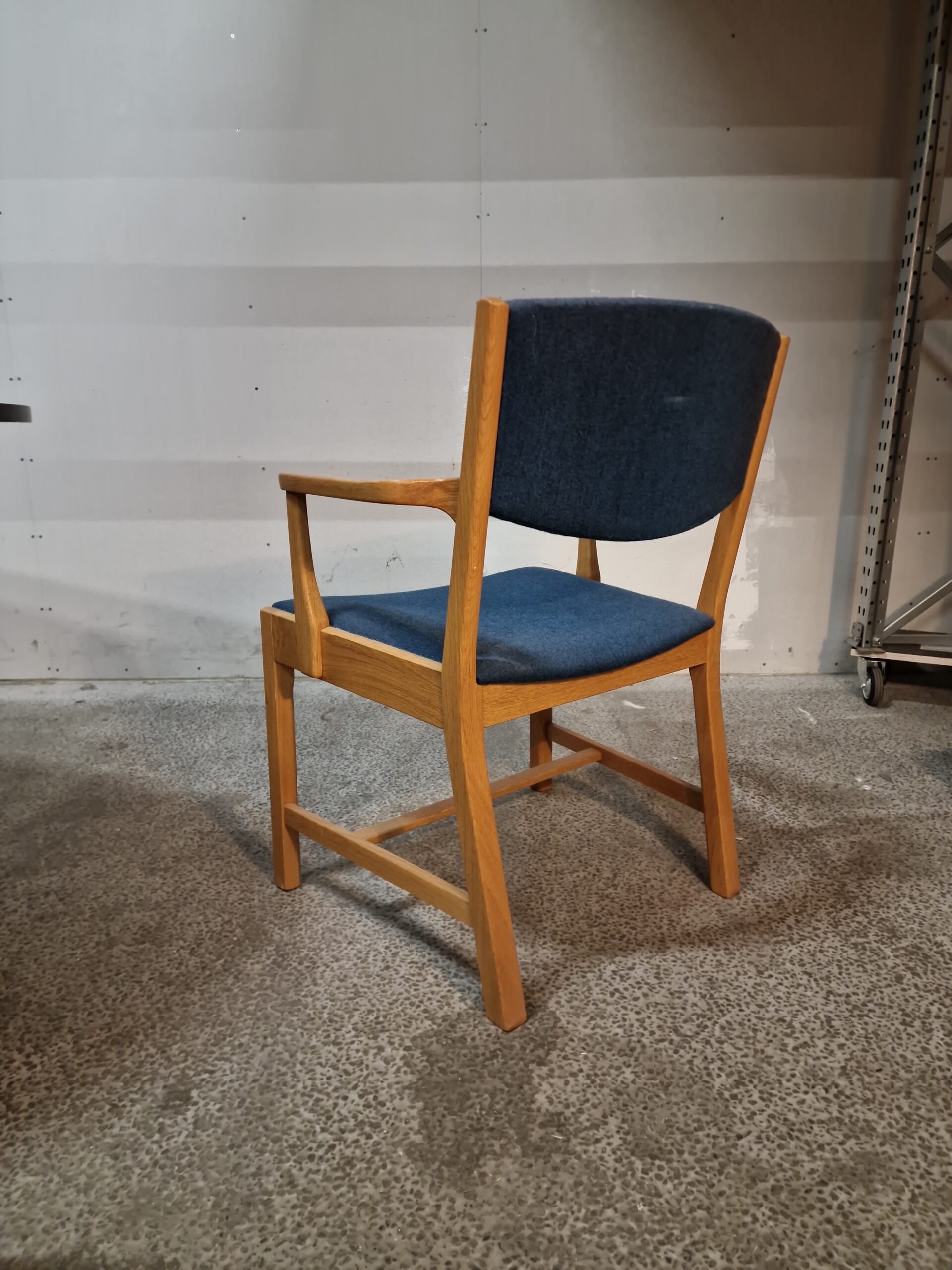 Armstol, massiv egetræ, blå polstring, SKM - Image 3