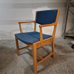 Armstol, massiv egetræ, blå polstring, SKM - Image 1