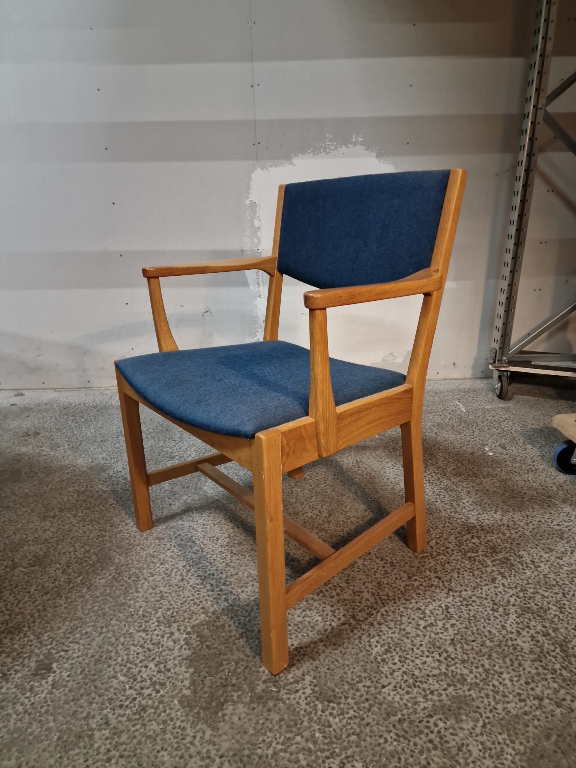Armstol, massiv egetræ, blå polstring, SKM - Image 1