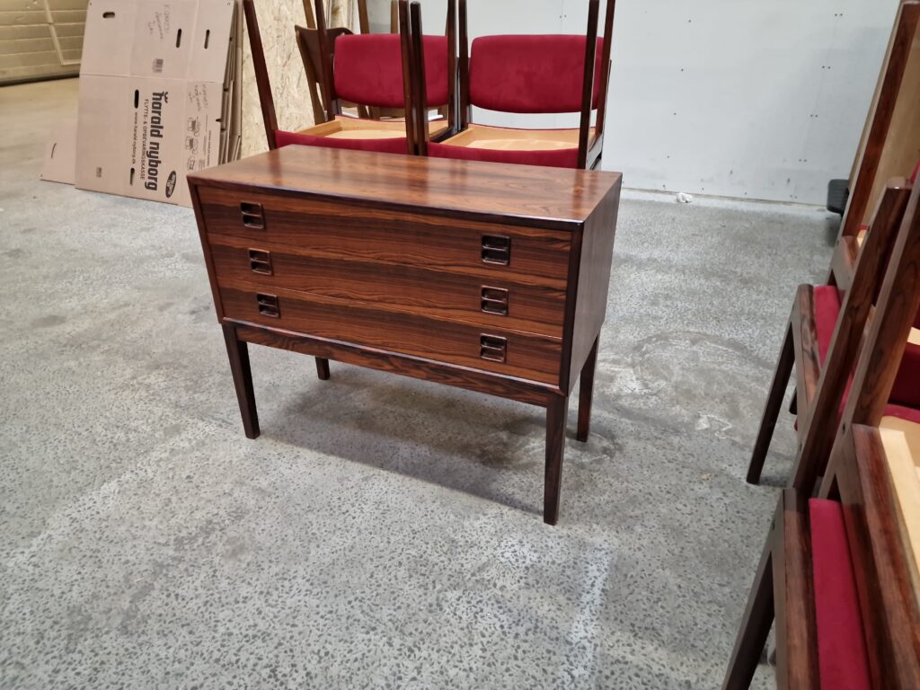 Entrekommode, tre brede skuffer, palisander