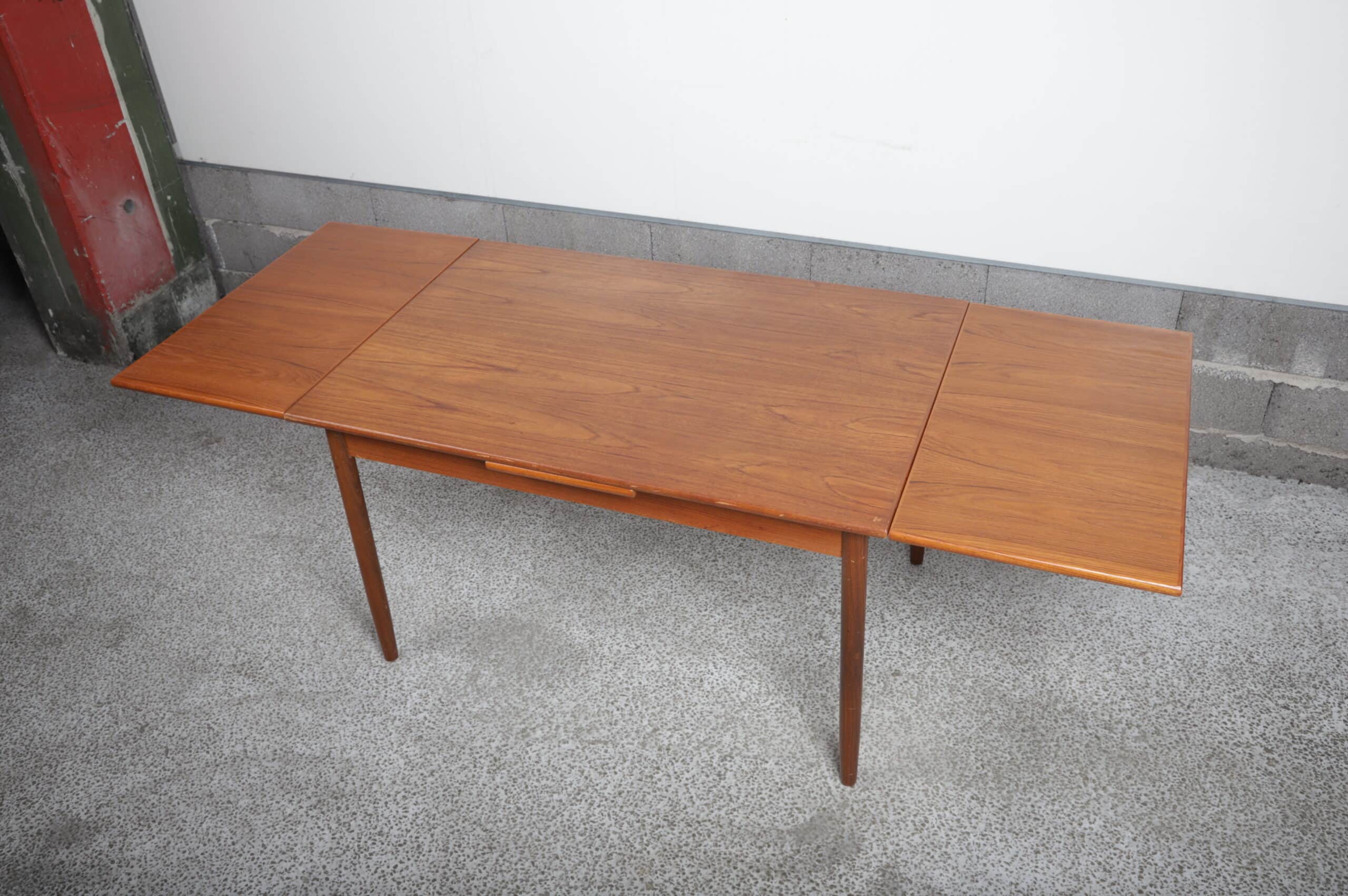 Spisebord med hollandsk udtræk i teak