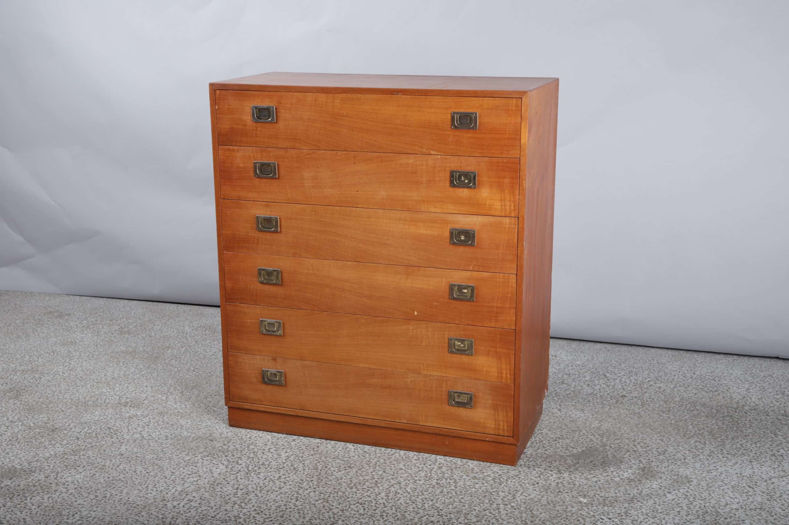 kommode i teak med flade metalgreb