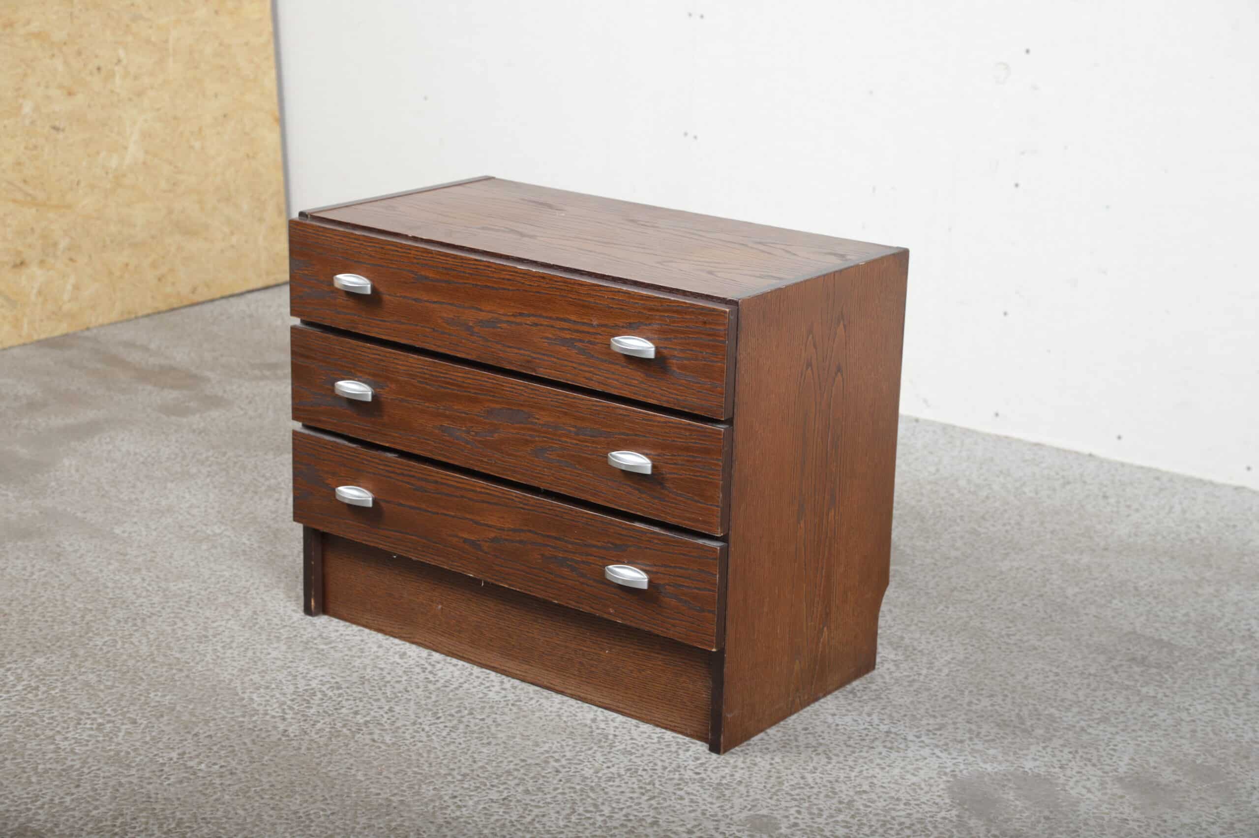 Lille kommode i bejdset egetræ med tre skuffer og sølv greb