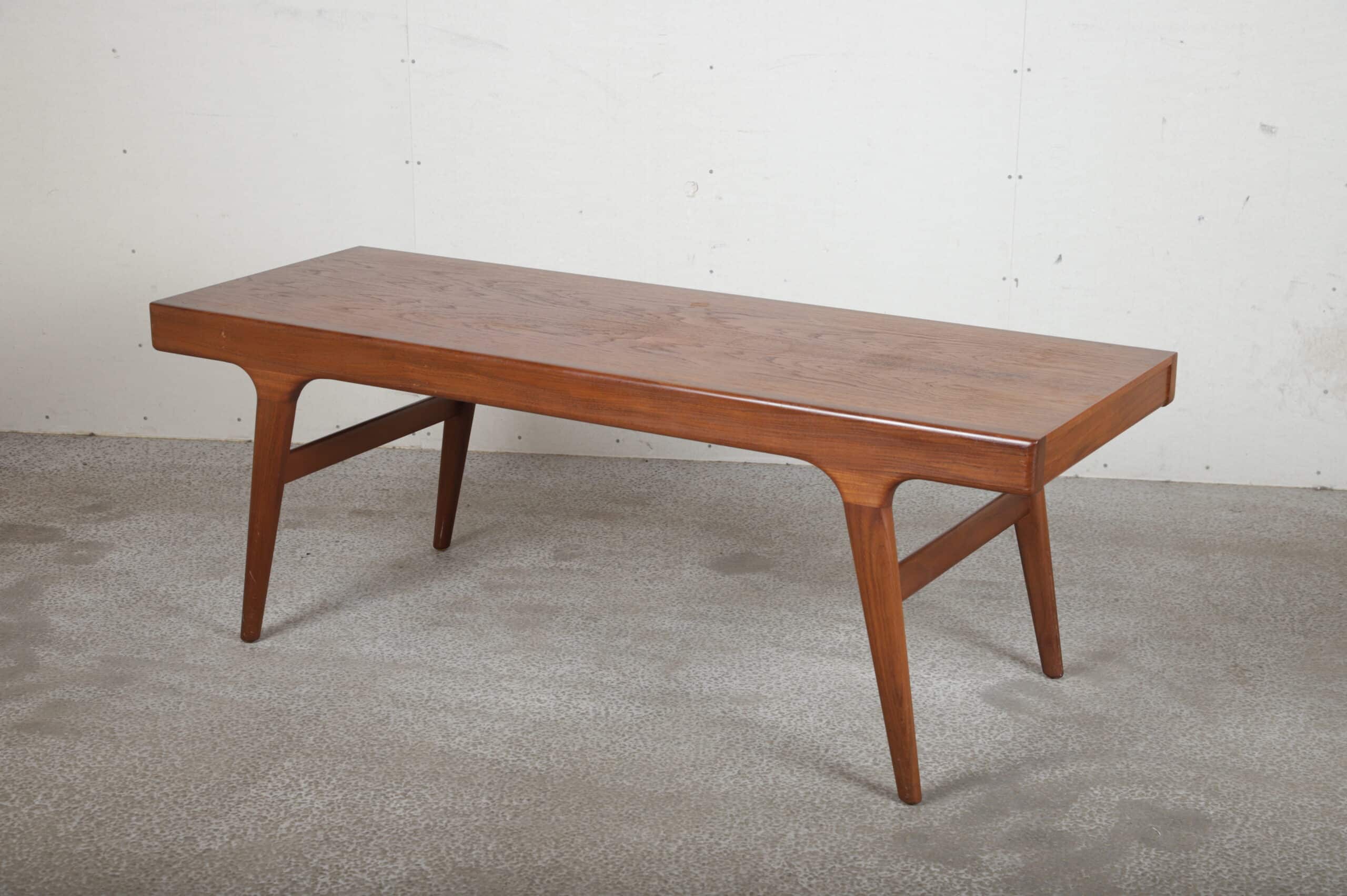 Sofabord, minder om Johannes Andersen