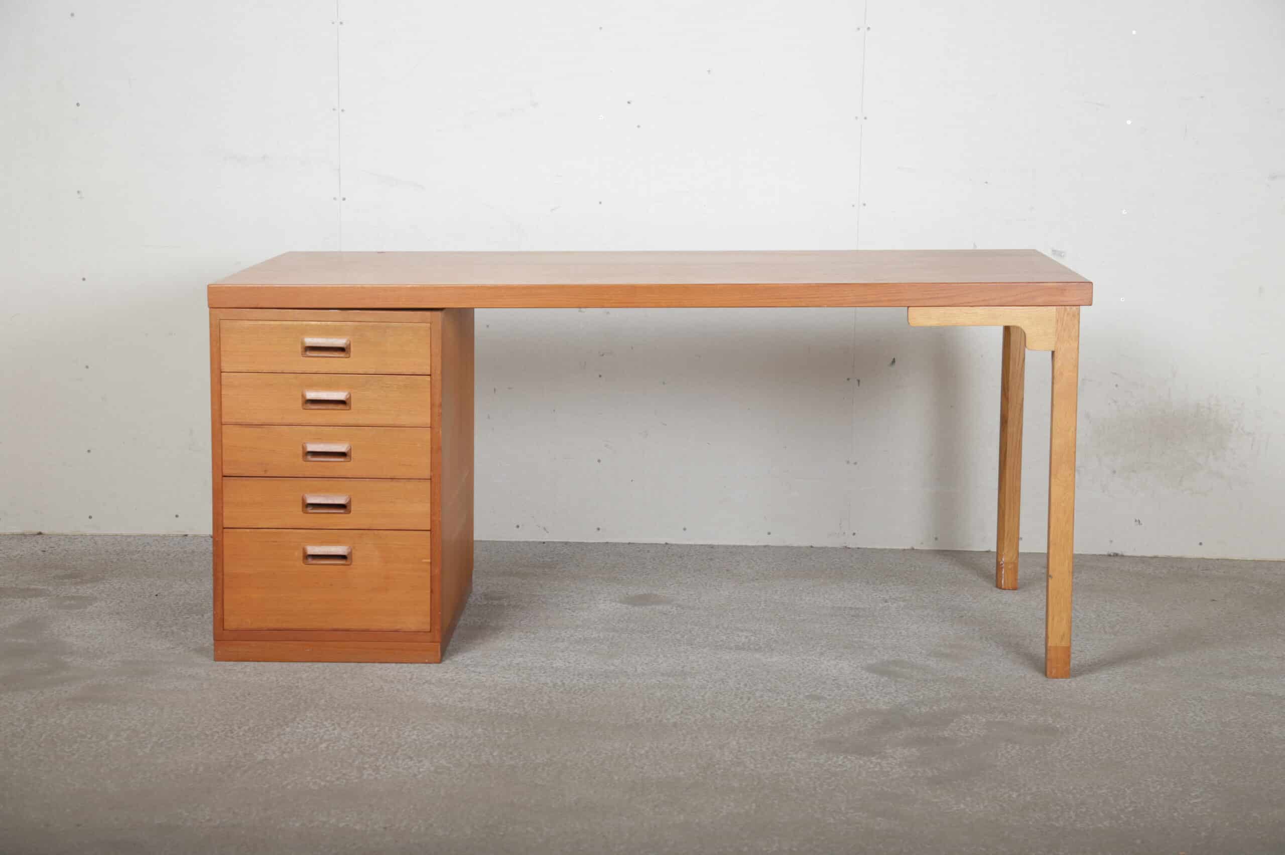 Skrivebord i teak og bøg med hul til arkitektlampe