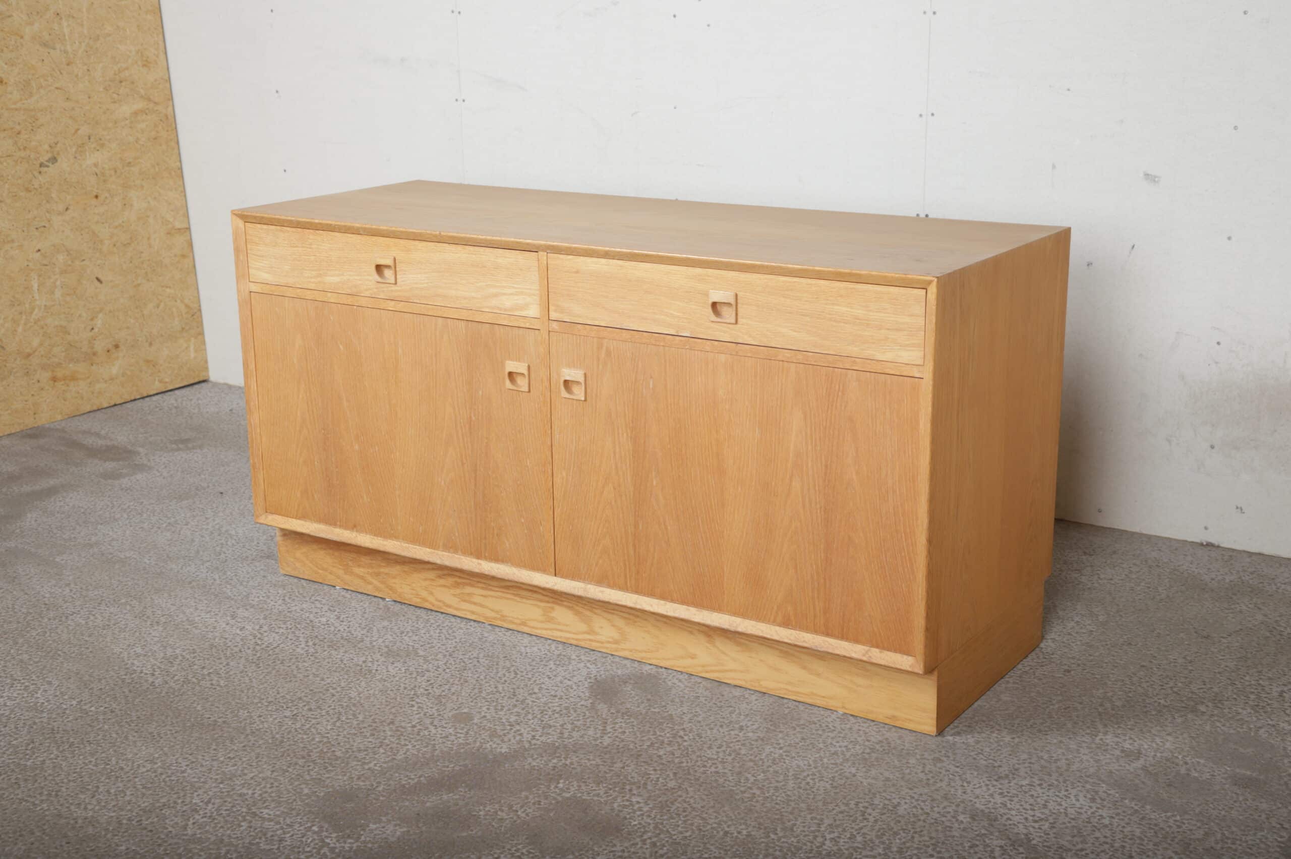 Skænk i egetræ med to skabe og to skuffer