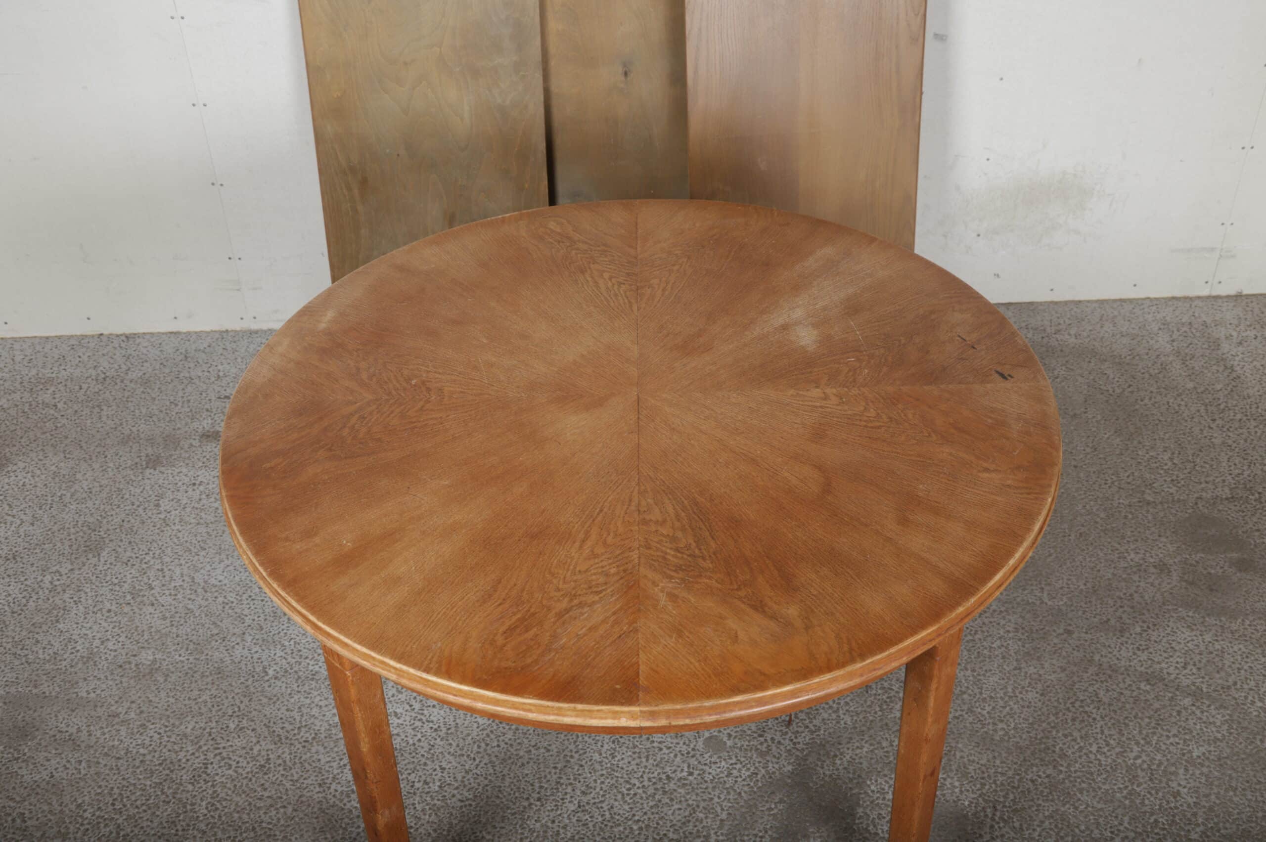 Rundt spisebord i finéret egetræ med tre tillægsplader, b10