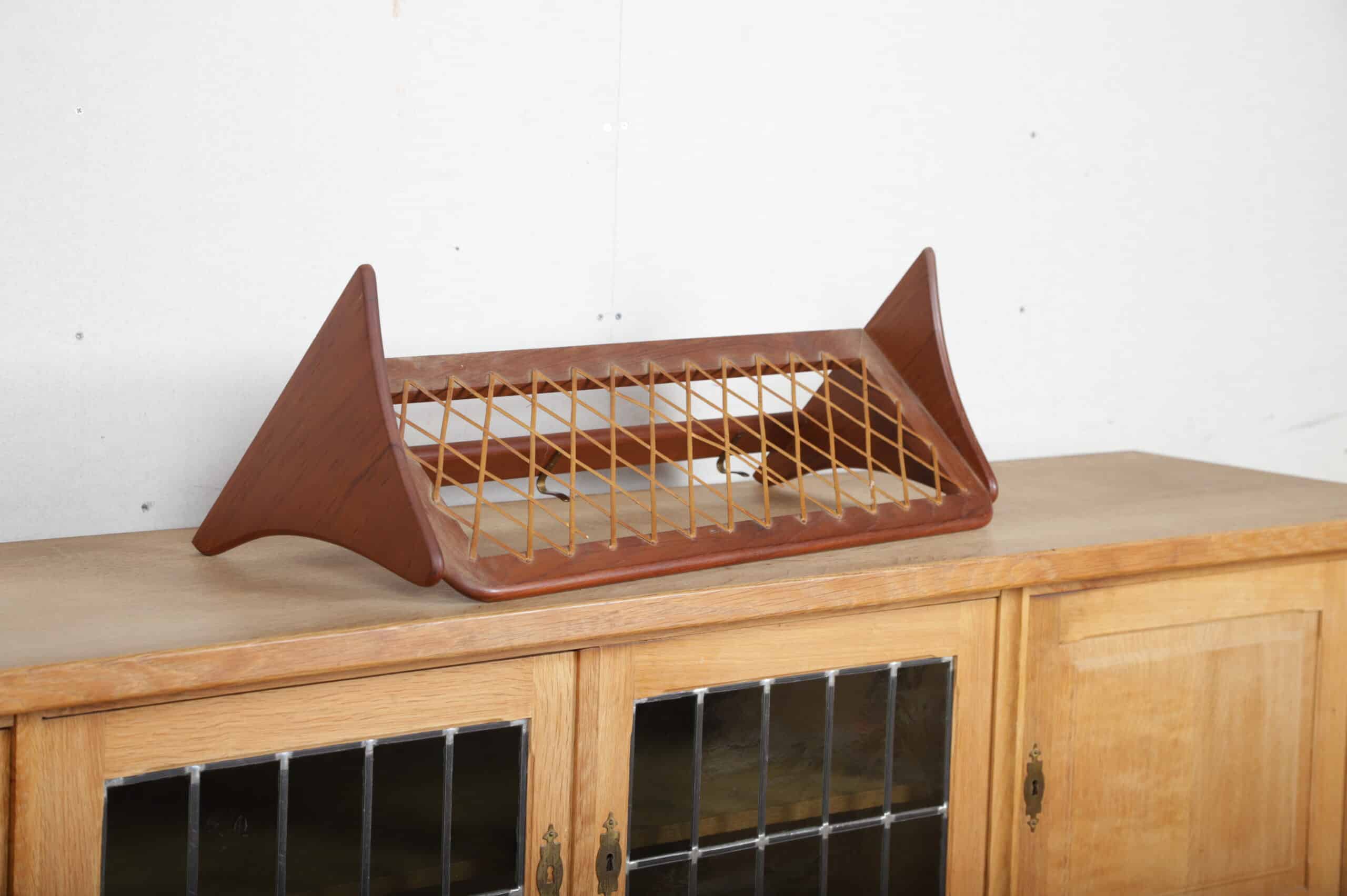 Hattehylde i teak og flet