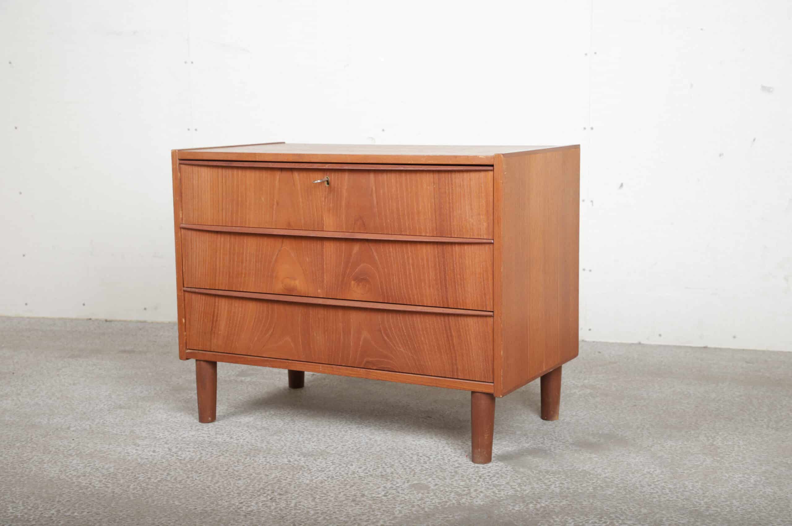 Lav bred kommode med tre skuffer