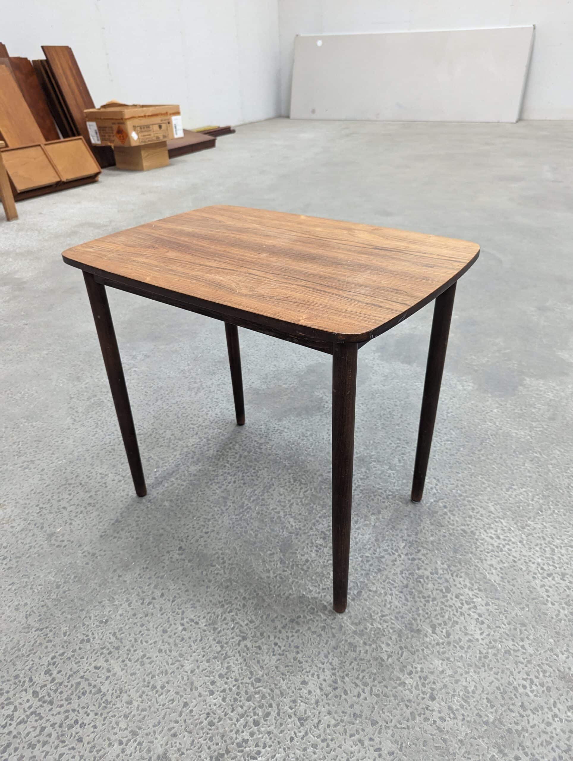 sofabord på lange tynde ben