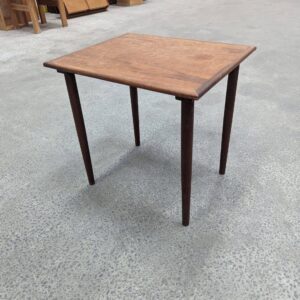 indskudsbord/sofabord i teak med tynde ben