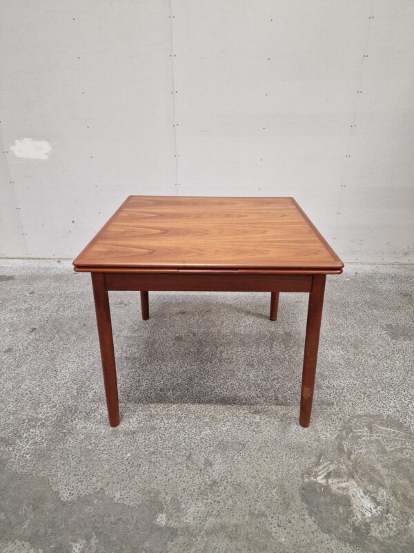 Kvadratisk spisebord i teak med hollandsk udtræk
