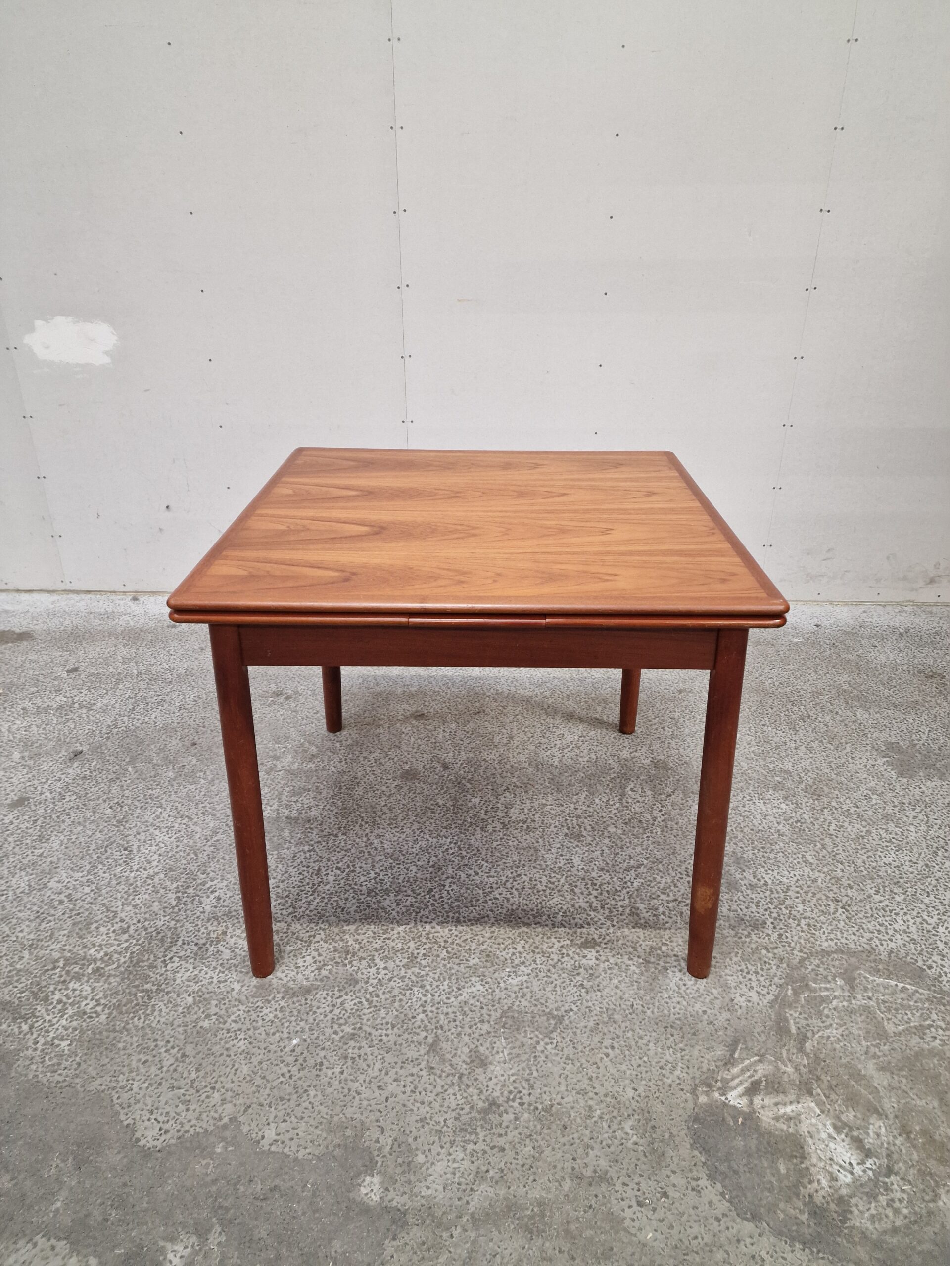 Kvadratisk spisebord i teak med hollandsk udtræk - Image 1