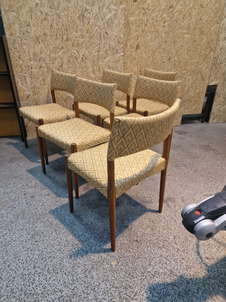 Seks spisestole, massiv teak, guld polstring, Villy Schou Andersen