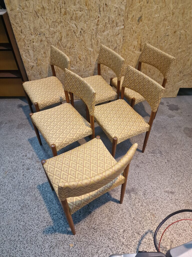 Seks spisestole, massiv teak, guld polstring, Villy Schou Andersen