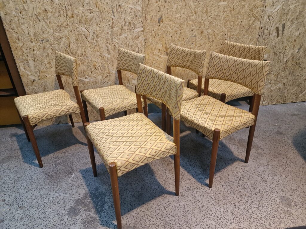 Seks spisestole, massiv teak, guld polstring, Villy Schou Andersen