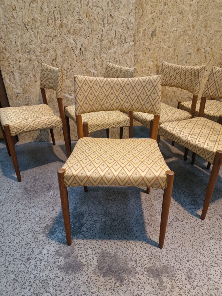 Seks spisestole, massiv teak, guld polstring, Villy Schou Andersen