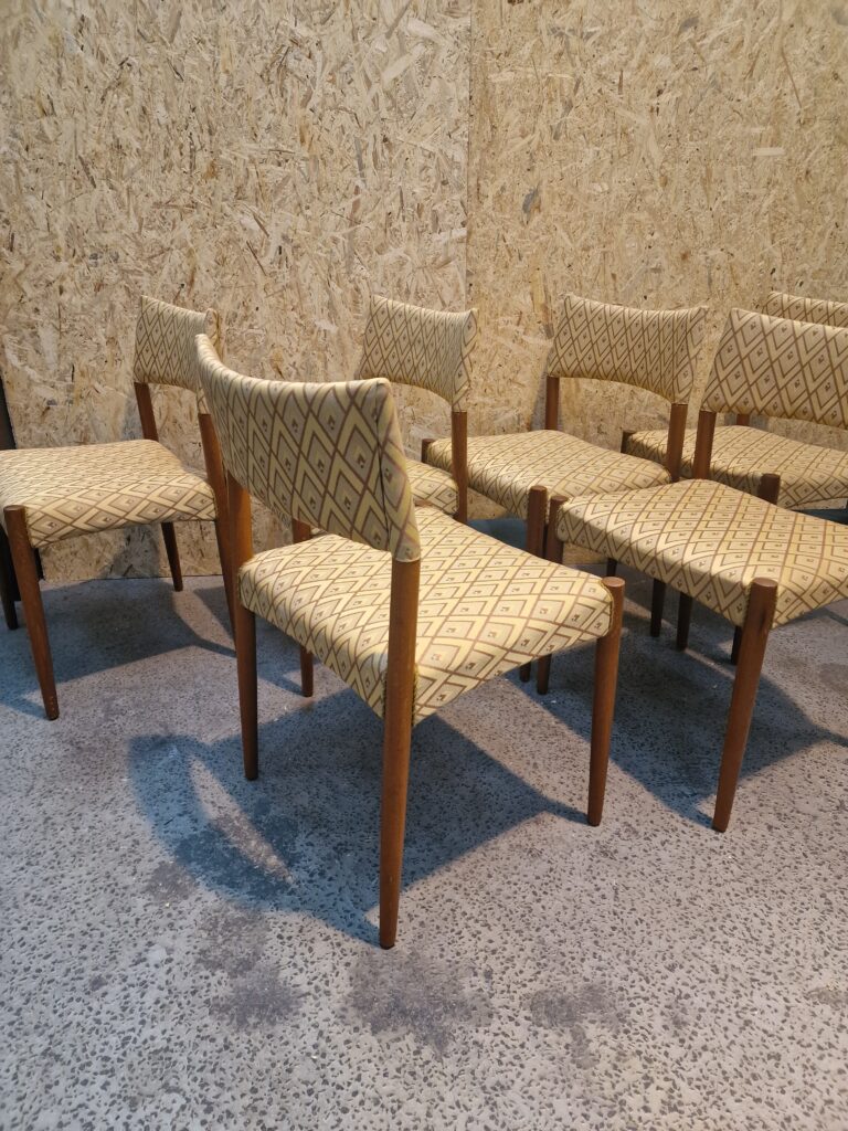 Seks spisestole, massiv teak, guld polstring, Villy Schou Andersen