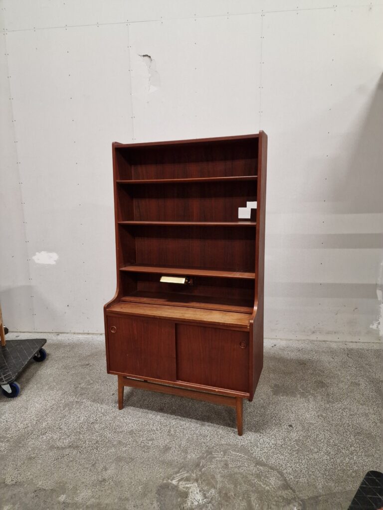 Bornholmerreol med skydelåger og hul i bagbeklædningen, teak, Johannes Sorth