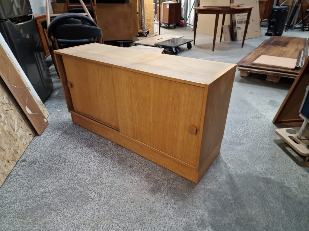 Skænk egetræ skydelåger #3, Domino