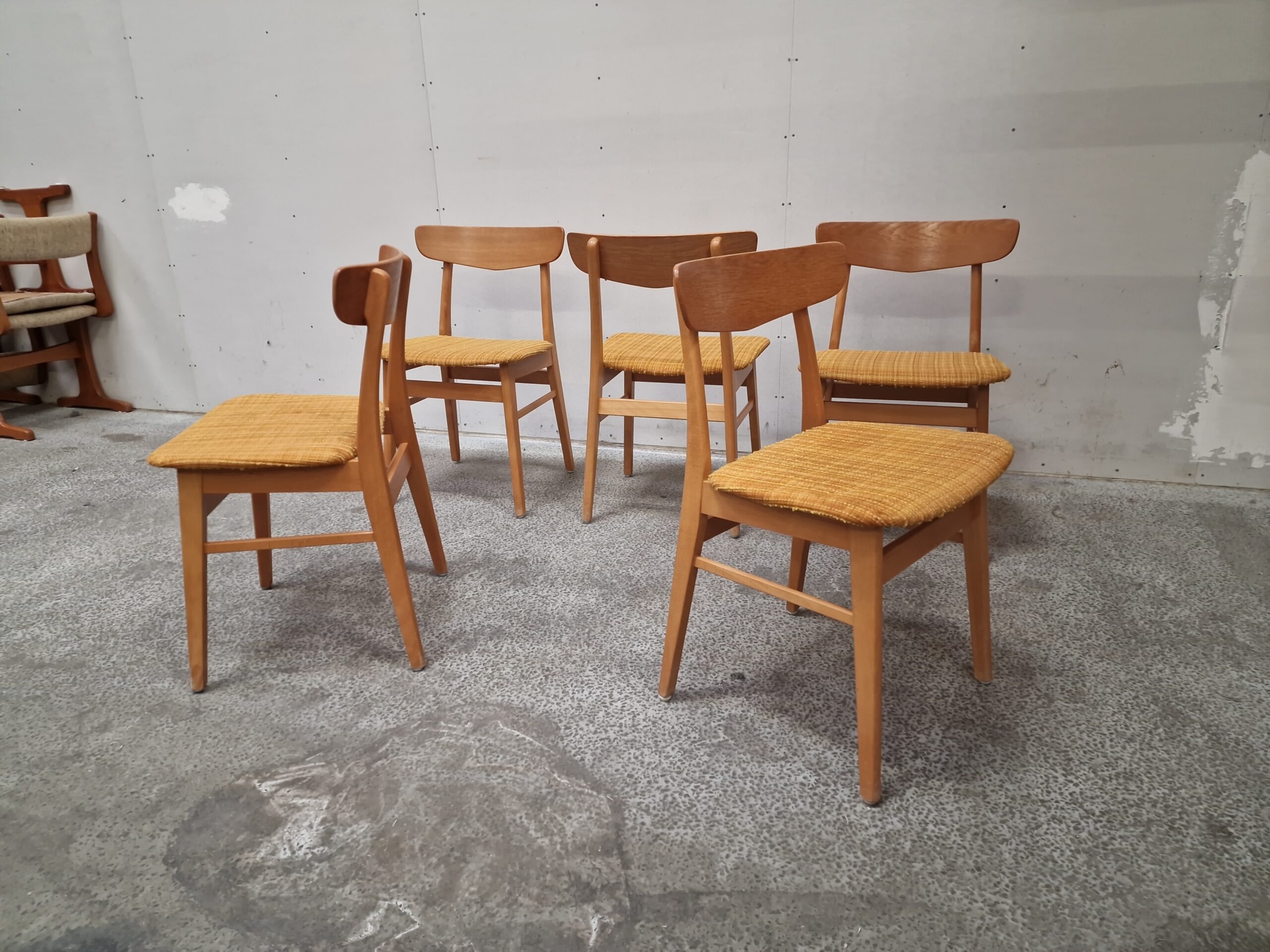 Fem spisestole, egetræ, Findahl, Mosbøl - Image 1