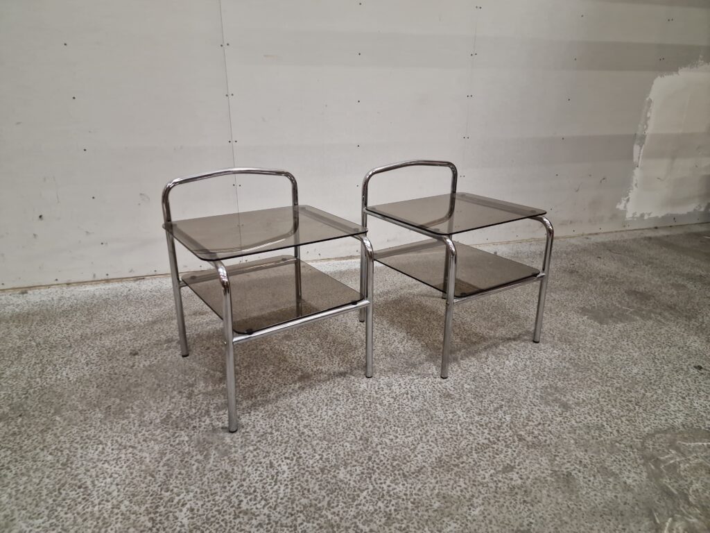 Sæt natborde i mørkt glas og metal