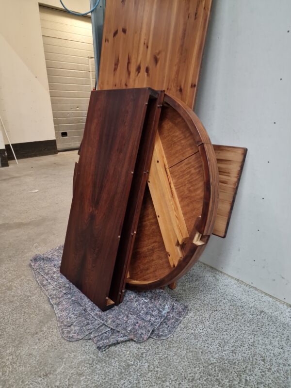 Rundt spisebord i palisander med tre tillægsplader, Harry Østergaard