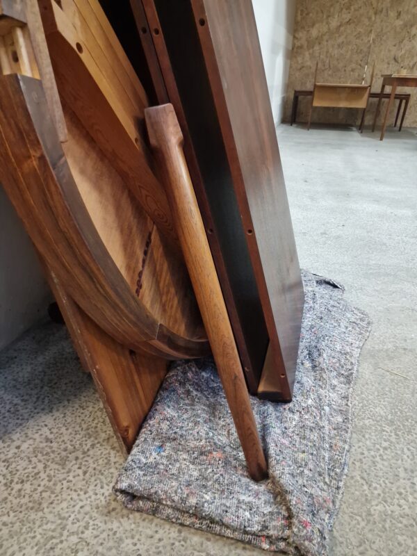 Rundt spisebord i palisander med tre tillægsplader, Harry Østergaard