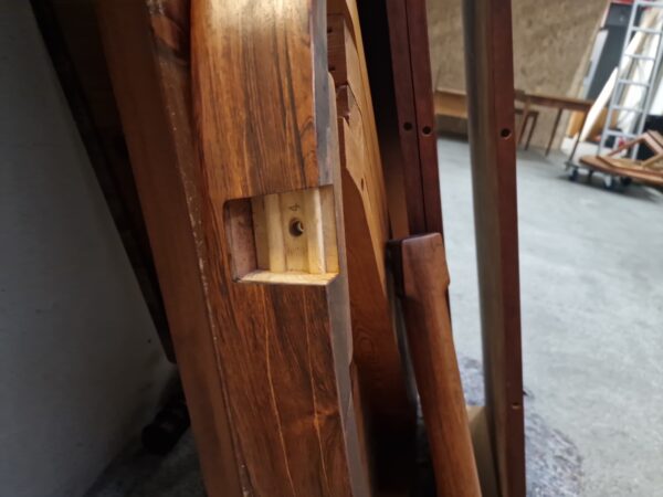 Rundt spisebord i palisander med tre tillægsplader, Harry Østergaard