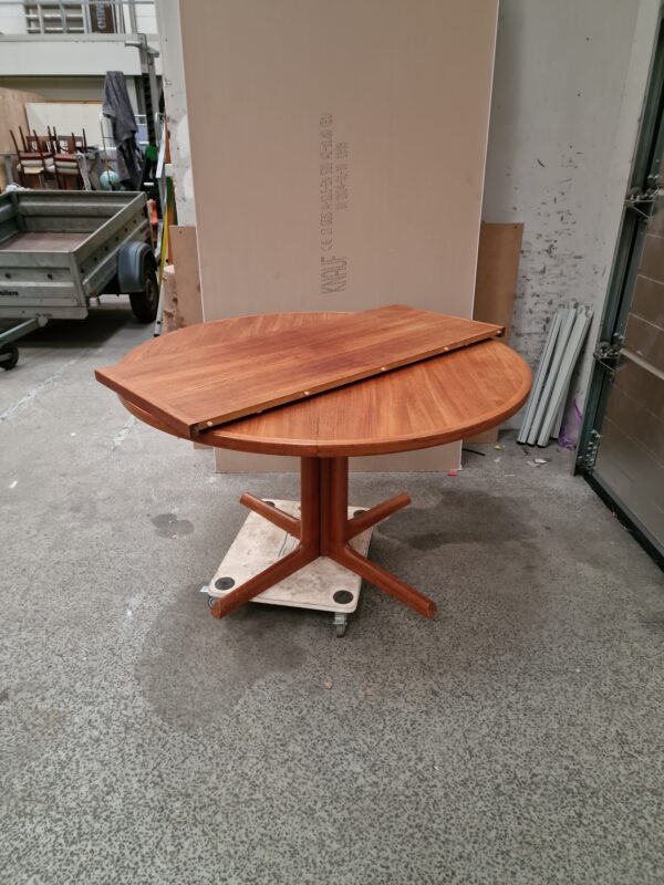 Rundt spisebord, én tillægsplade, teak, Gudme