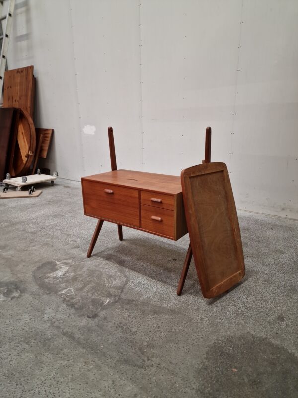 Sminkebord uden spejl, Ølholm Møbelfabrik