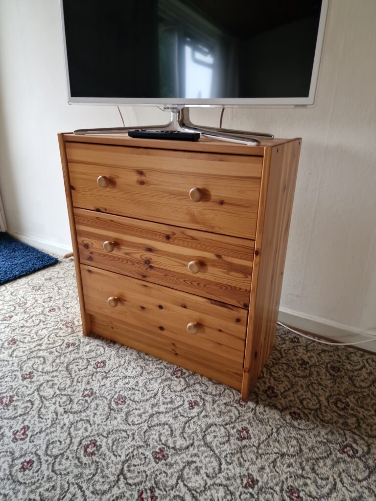 To kommoder/natborde i massiv fyrretræ, vintage ikea