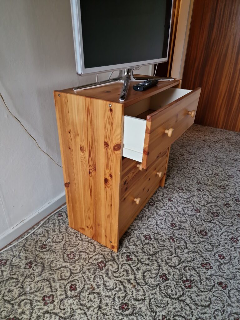 To kommoder/natborde i massiv fyrretræ, vintage ikea