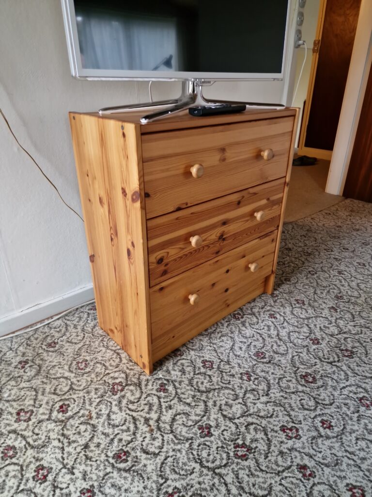 To kommoder/natborde i massiv fyrretræ, vintage ikea