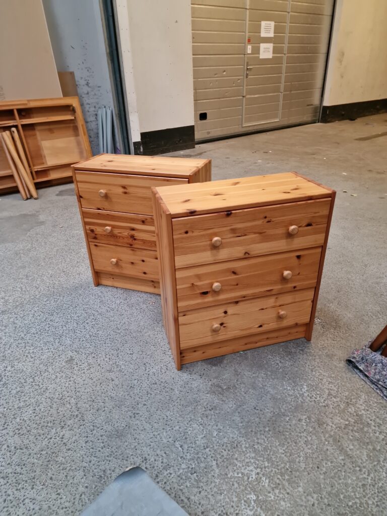 To kommoder/natborde i massiv fyrretræ, vintage ikea