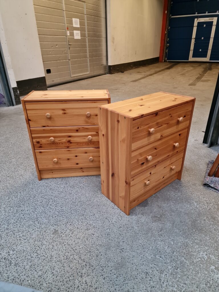 To kommoder/natborde i massiv fyrretræ, vintage ikea