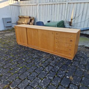 Lang lav skænk i egetræ med skuffer og skydelåger - Image 2