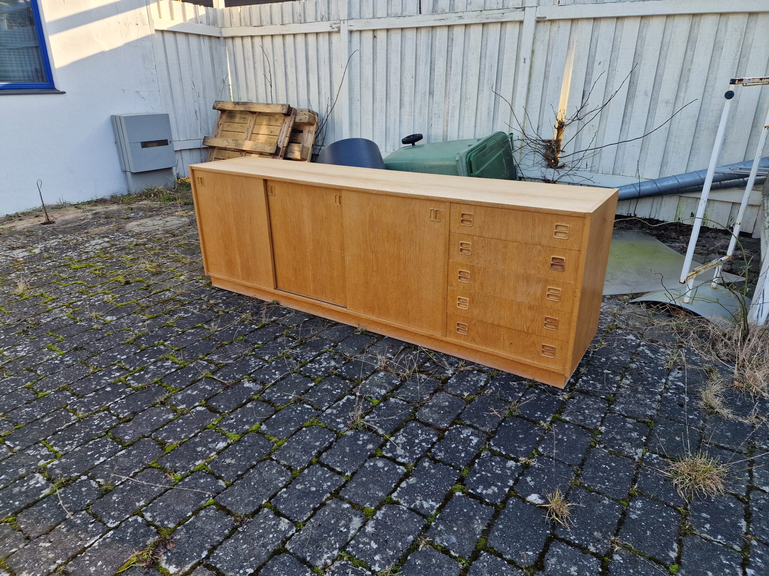 Lang lav skænk i egetræ med skuffer og skydelåger - Image 2