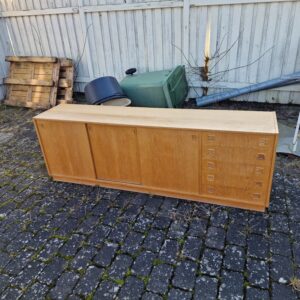 Lang lav skænk i egetræ med skuffer og skydelåger - Image 3