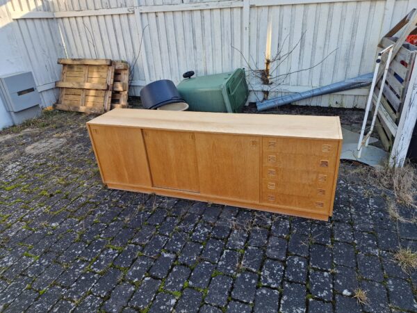 Lang lav skænk i egetræ med skuffer og skydelåger