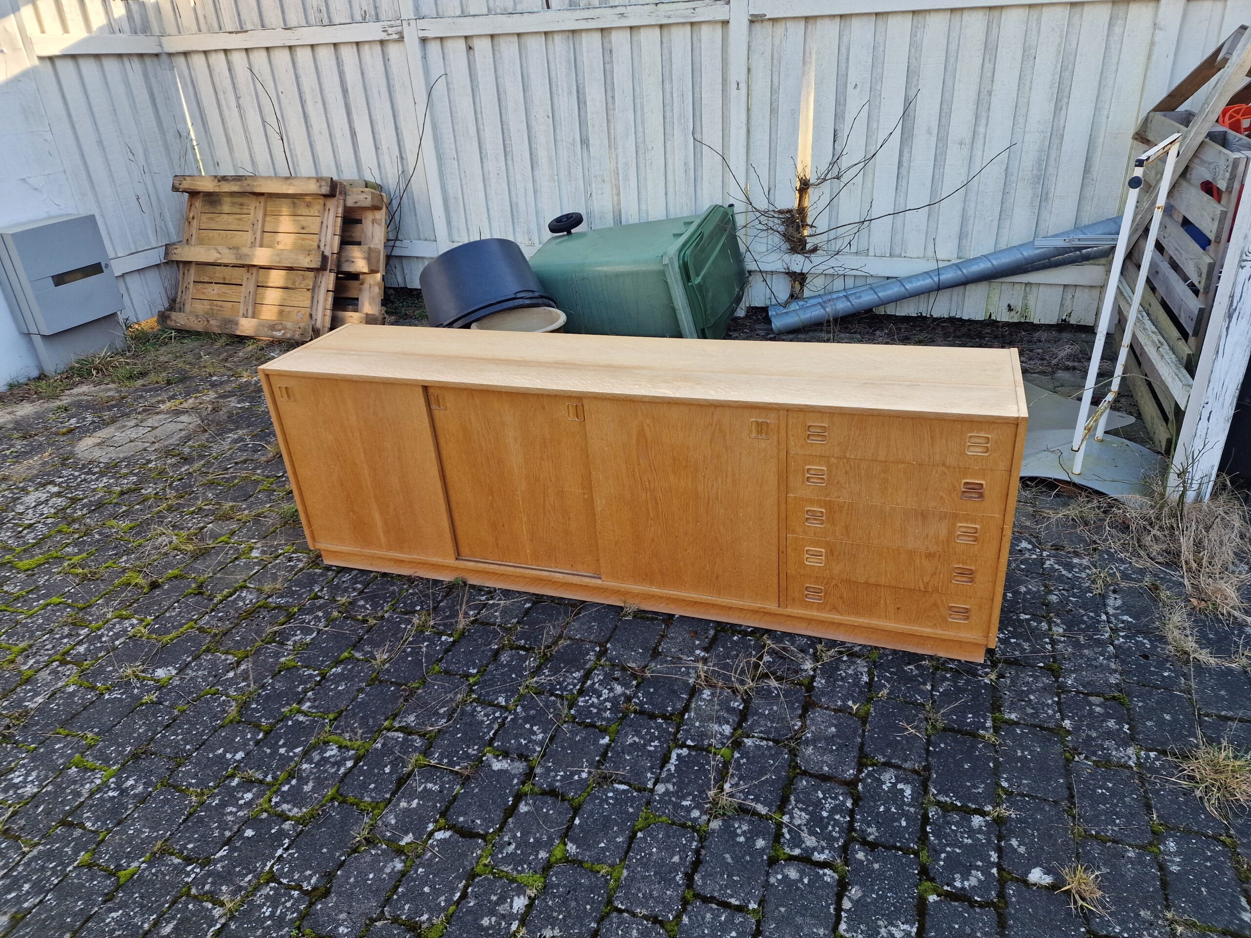 Lang lav skænk i egetræ med skuffer og skydelåger - Image 3