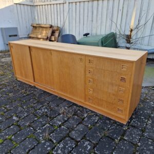 Lang lav skænk i egetræ med skuffer og skydelåger - Image 4