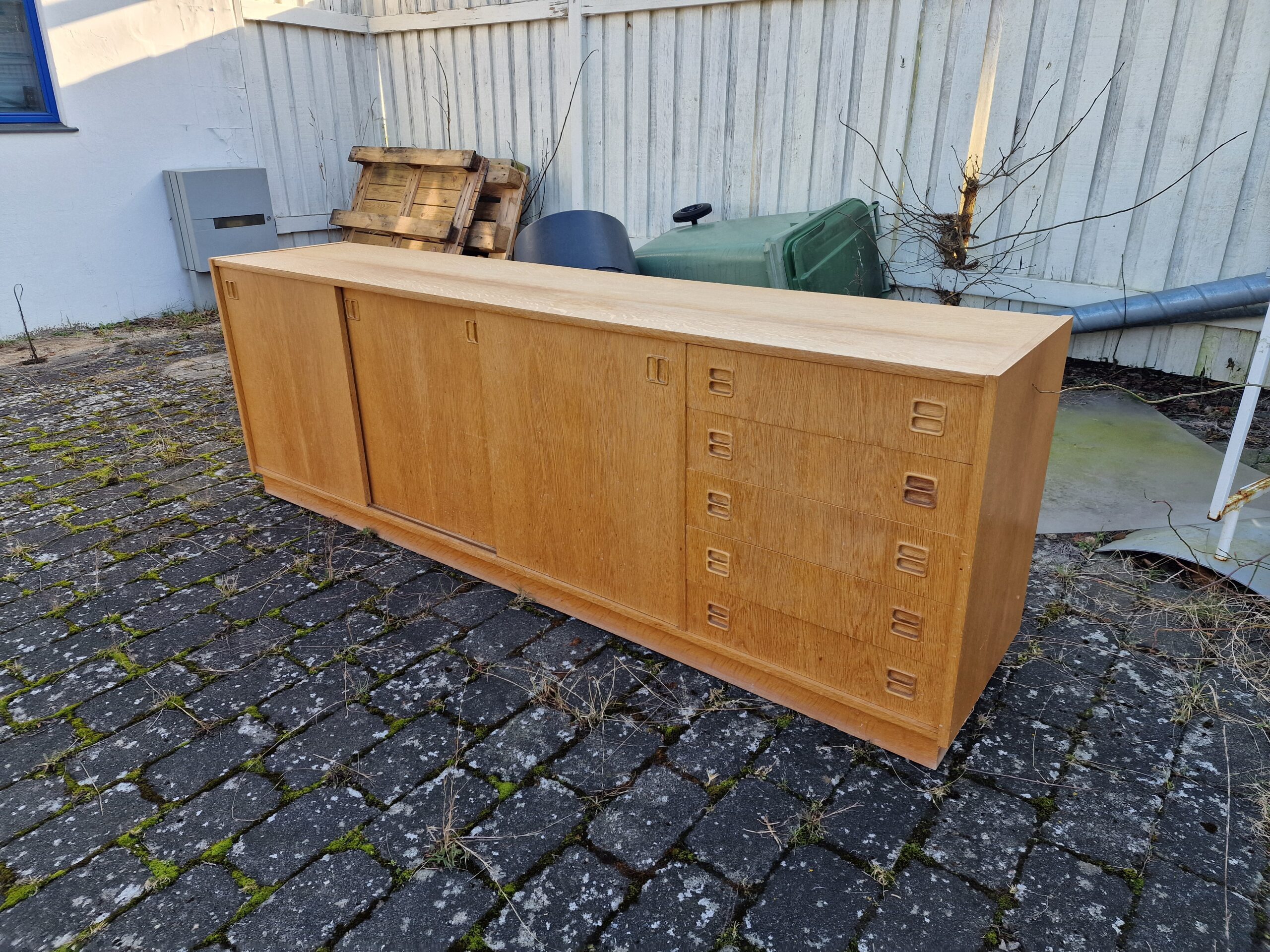 Lang lav skænk i egetræ med skuffer og skydelåger - Image 4