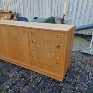 Lang lav skænk i egetræ med skuffer og skydelåger - Image 6